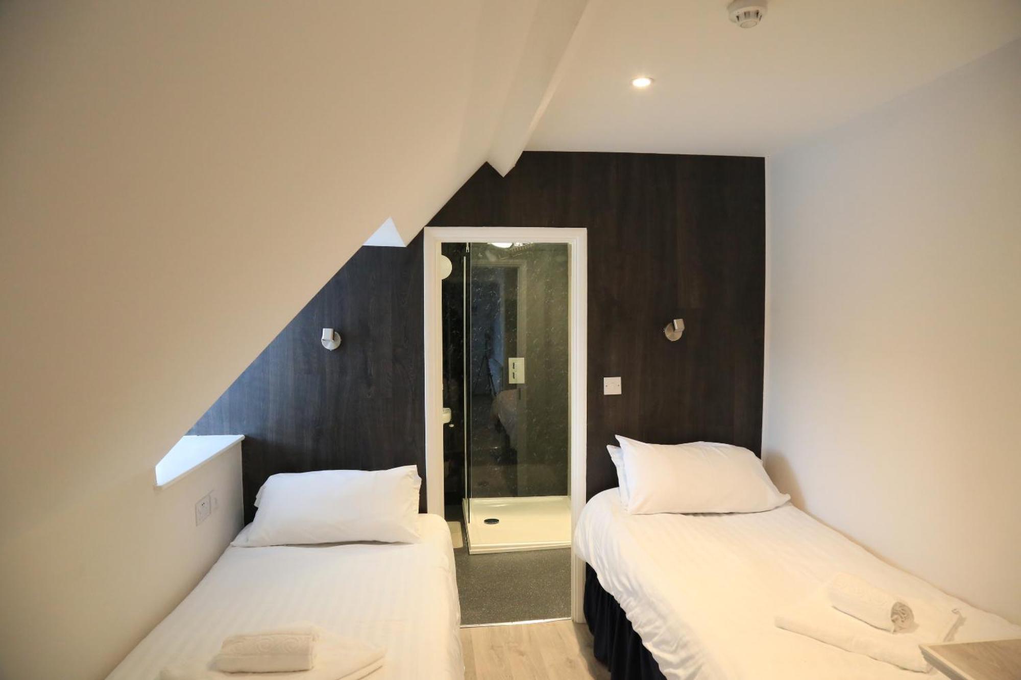 Debden 3* Хитроу